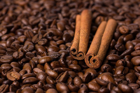 咖啡豆上的肉桂棒图片