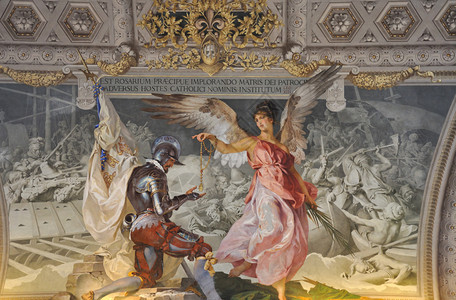 在意大利罗马梵蒂冈博物馆的一个大厅的天花板图片