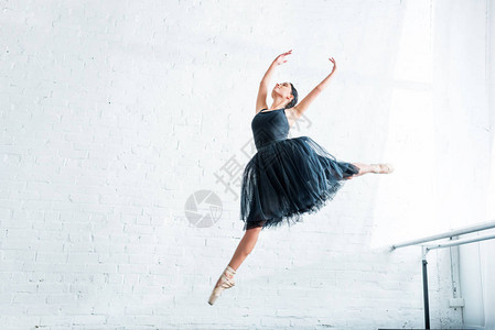 芭蕾舞演播室中美丽的年轻芭蕾舞少女舞蹈图片