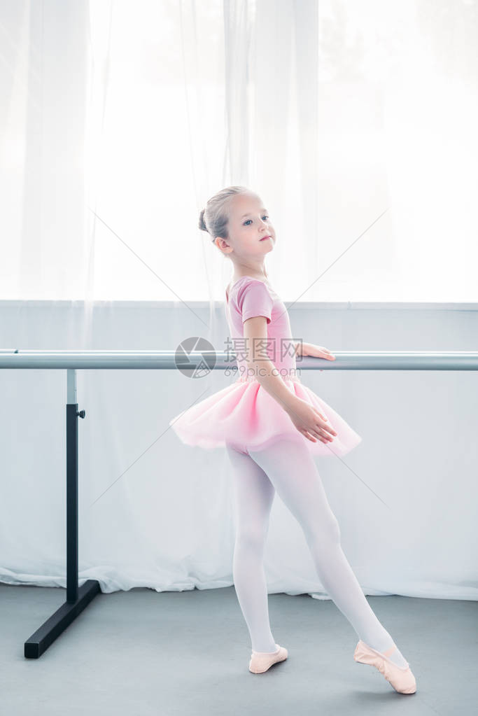 穿粉红色芭蕾舞裙的可爱小芭蕾舞女郎练图片