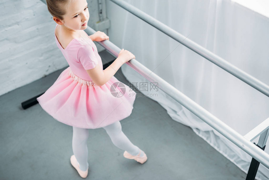芭蕾学校优雅的小芭蕾舞女芭蕾表演图片