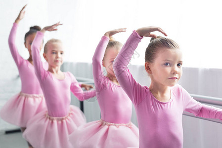 在芭蕾学校跳舞的穿粉红图片