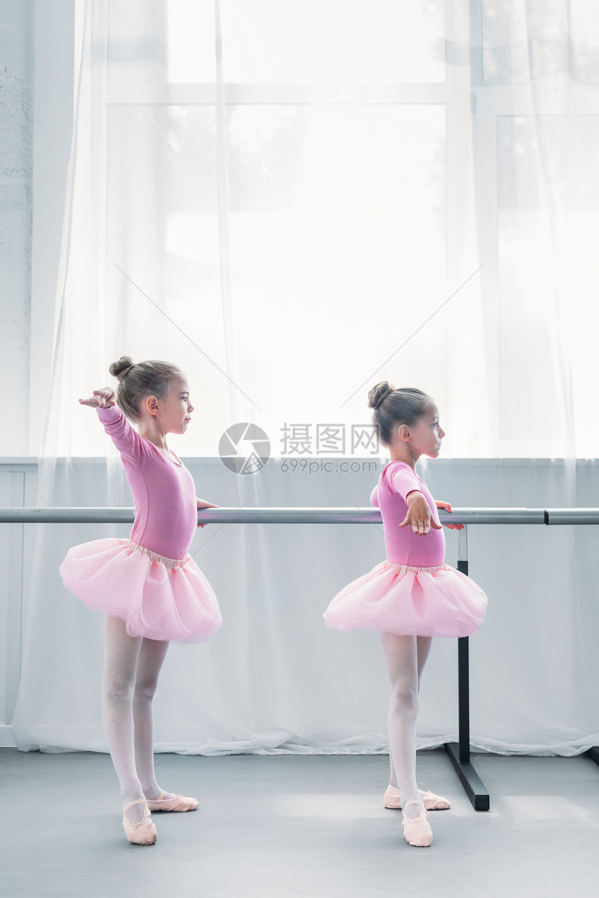 芭蕾学校可爱的小型芭蕾舞者在芭蕾学校运图片
