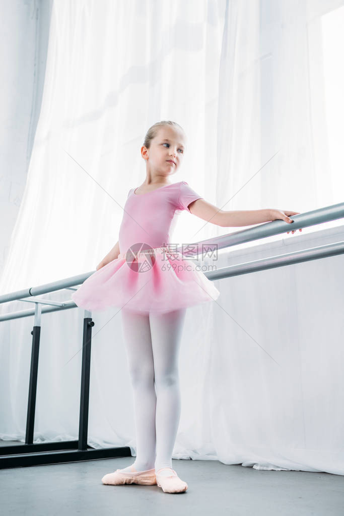 在芭蕾舞工作室练习的粉红色塔图中可爱图片