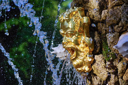 圣彼得堡夏日花园喷泉上的金色面具图片