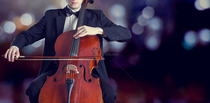 用大提琴播放古典图片