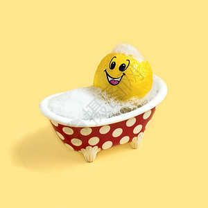 用肥皂泡沫洗澡的柠檬食品卫生的概念食品的卫生加工创意想象力和幻图片