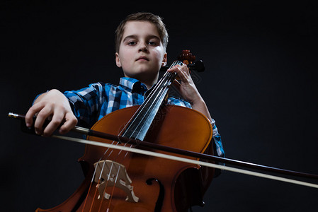 在大提琴上播放古典音乐的青年图片