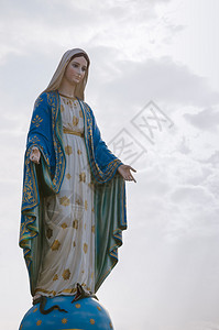 是尖竹汶府圣母无染原罪大教堂前面的一座美丽雕像图片