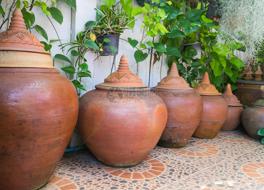 泰国传统的储水粘土水壶图片