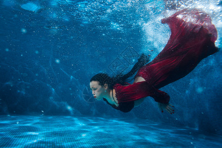 穿红衣服的女人在游泳图片
