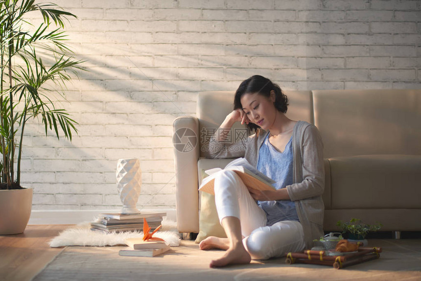 美丽的日本女人喝茶在家看书的图片