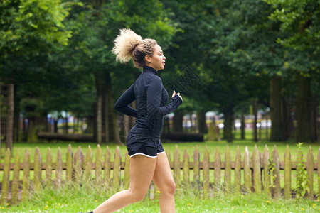 体育女青年在外奔跑的图片