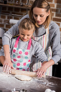 在家一起做饼干时帮助小女儿图片