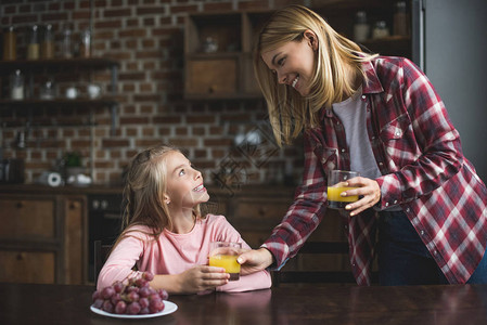 快乐的母亲和女儿在家一起吃早饭图片