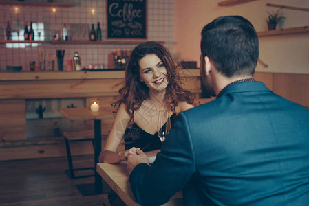 恋爱中的年轻情侣在餐厅共进浪漫晚餐图片