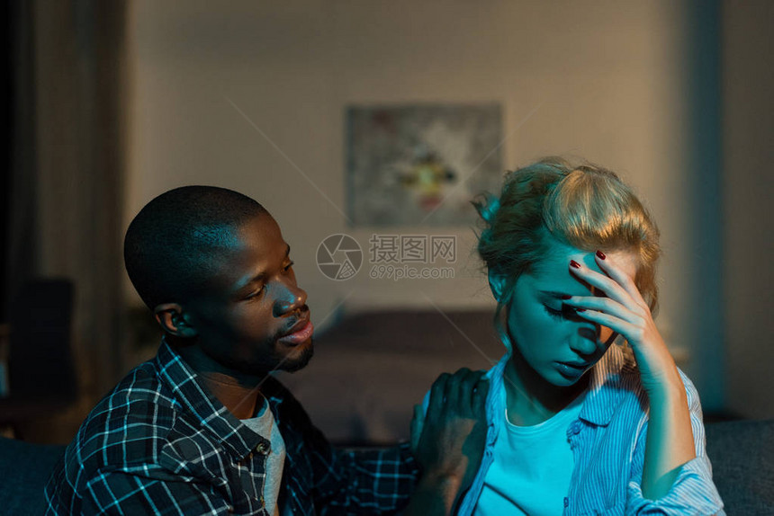 非洲男人在家里看着心烦意乱的女朋友感情问题的概念图片