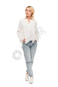 穿着白衬衫和牛仔裤的时髦女人看着与白图片