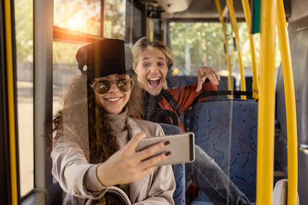 在公共交通工具上自拍的快乐情侣图片