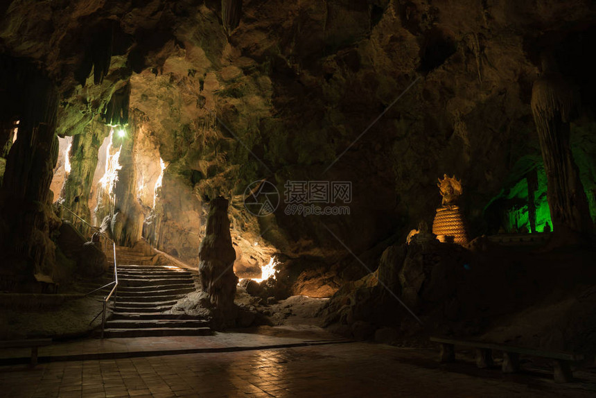 泰国PethchaburiKhaoLuang洞穴和佛中图片