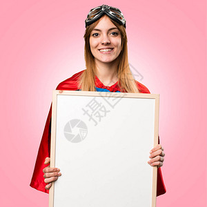 漂亮的超级英雄女孩拿着一个空标牌图片