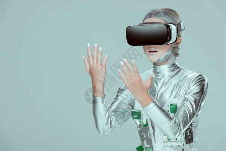银色机器人用虚拟现实耳机亲手观看图片