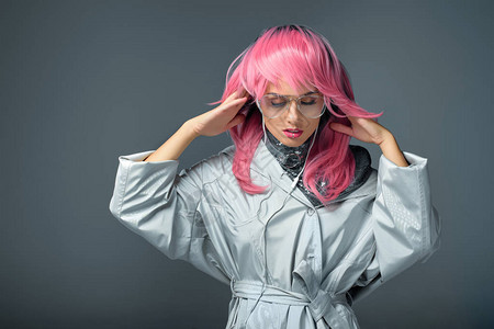 穿着粉红假发和眼镜的时尚年轻女子图片