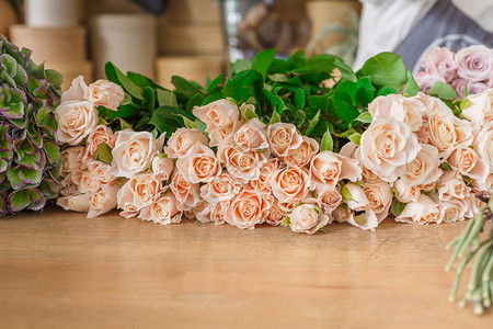 花店背景鲜花新玫瑰献给花束花卉设计室图片