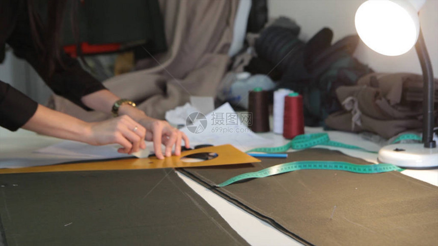 工作场所的女裁缝合材料为服装制作准备面料裁缝服装业时装设计师素描服装概念和裁缝画图片