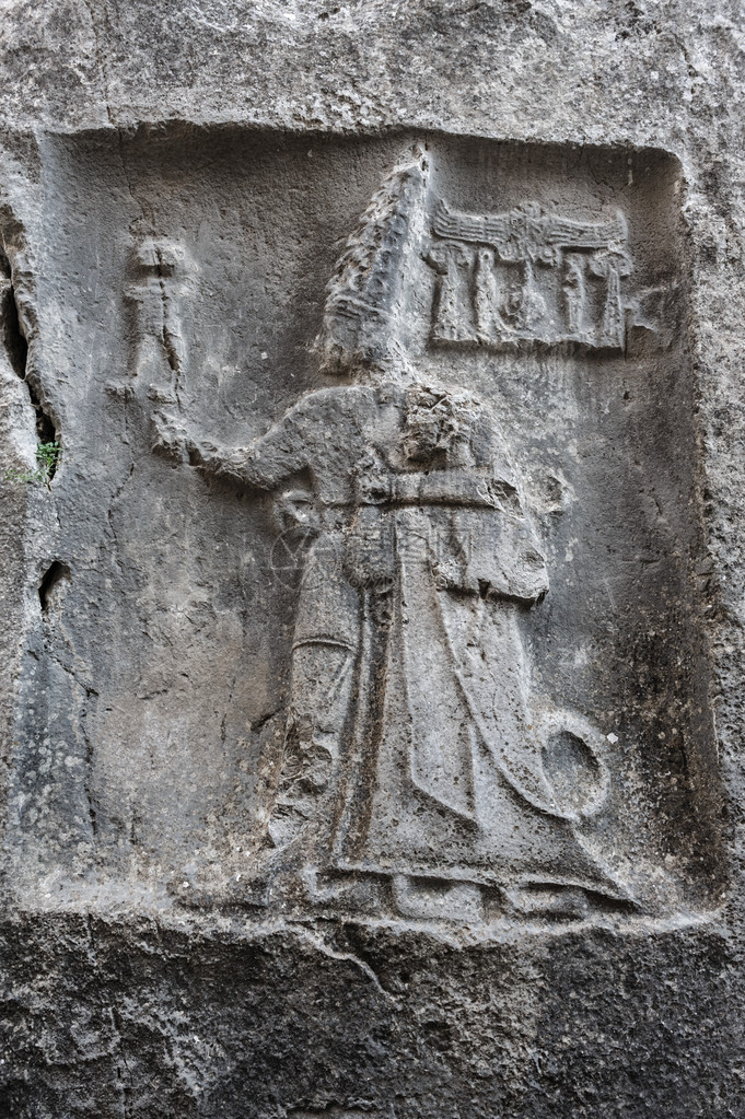 Yazikaya的岩石雕刻描绘了沙鲁玛神和图达里亚国王图片