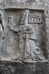 玛鲁娜写真套图Yazikaya的岩石雕刻描绘了沙鲁玛神和图达里亚国王背景