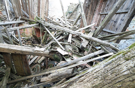 被强力地震完全摧毁的房屋的木板和瓦砾以图片