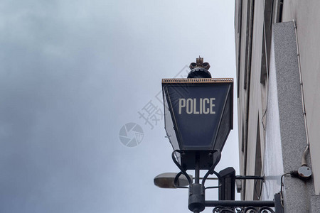 在伦敦街道上的老式警察标志图片
