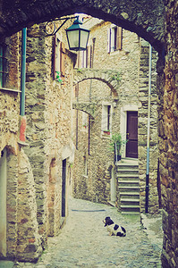 热那亚古老城市狭小街道的Ca图片