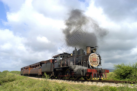 古巴观光游客的旧火车图片
