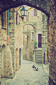 热那亚古老城市狭小街道的Ca图片