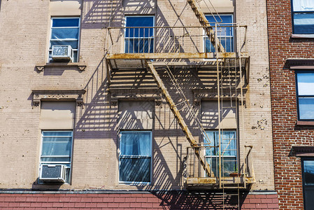 美国纽约州曼哈顿布鲁克林街附近具有应急楼梯的典型老旧房屋图片