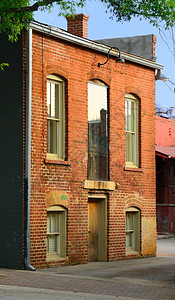 一座破旧的砖砌建筑的门面背景图片