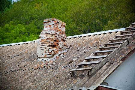 房子屋顶上的旧烟囱图片