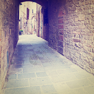 意大利城内有旧楼宇的窄巷Insta图片