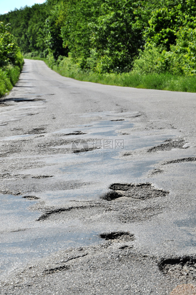 冬天过后道路被摧毁图片