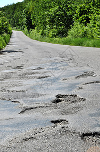 冬天过后道路被摧毁图片