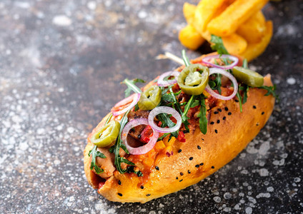 大热狗用蔬菜洋葱和墨西哥胡椒图片