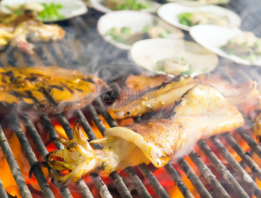 烧烤炉上的海鲜食物夏季烧图片