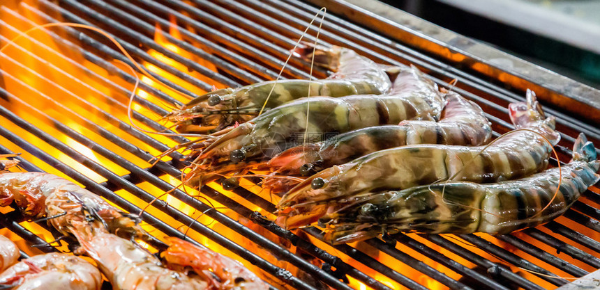 烧烤炉上的海鲜食物夏季烧图片