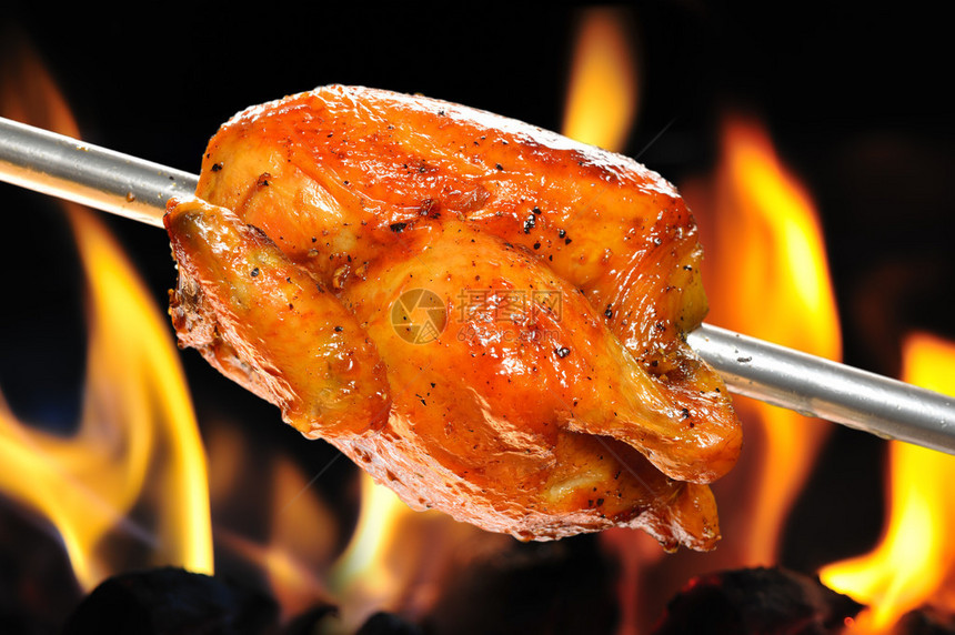 在火焰背景的烤鸡图片
