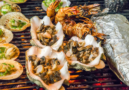 烧烤炉上有牡蛎和蛤的海鲜食物夏季烧图片