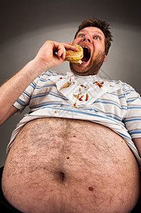 富有表现力的胖子吃汉堡的肖像图片