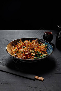 有美食传统日本菜和筷子的盘子图片