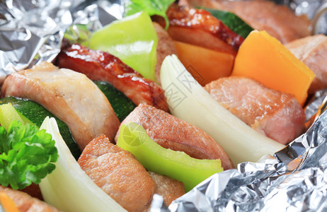 铝箔猪肉和蔬菜串图片